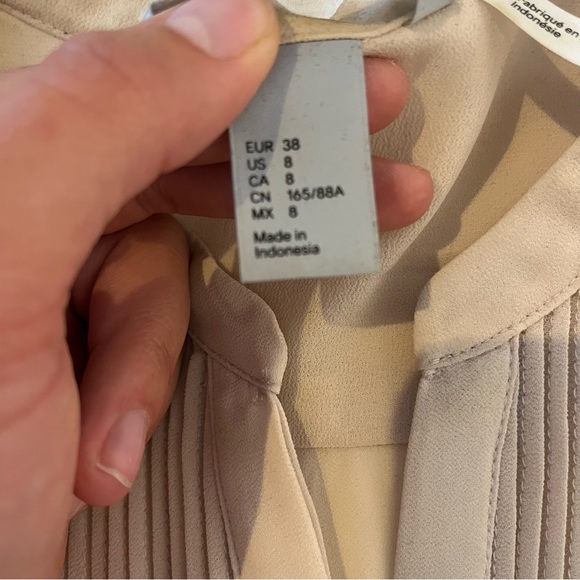 Beige blouse with details in the front - Picture 4 of 6